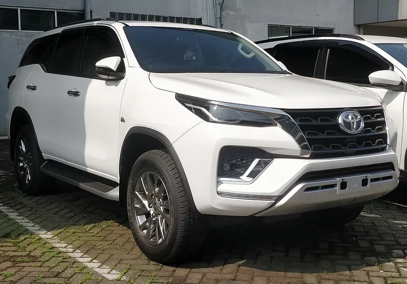 Toyota Fortuner putih