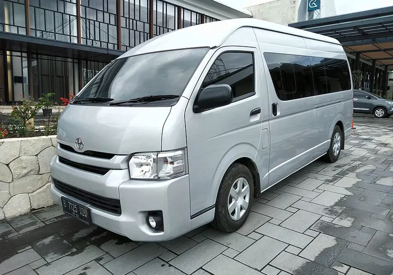 Toyota HiAce Commuter silver