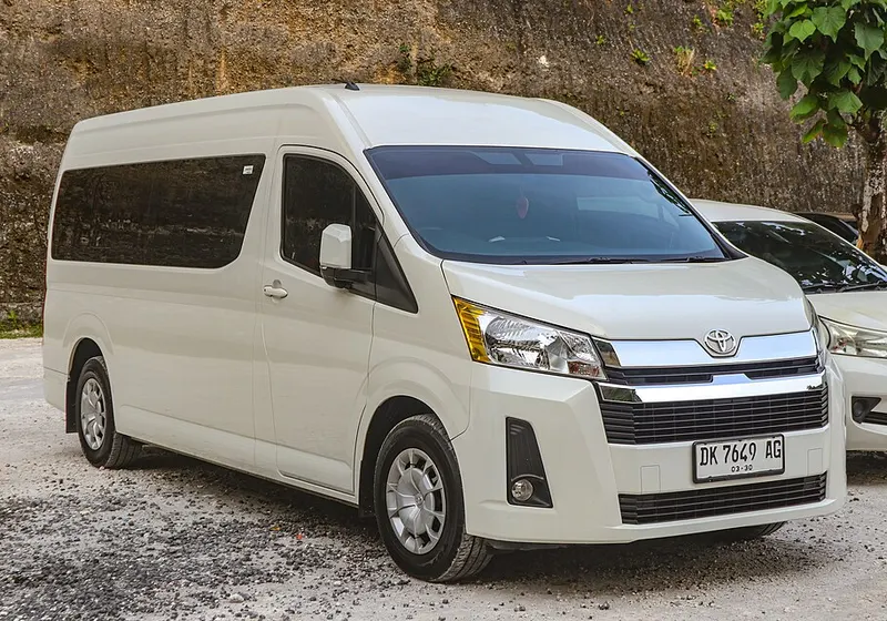 Toyota HiAce Premio putih
