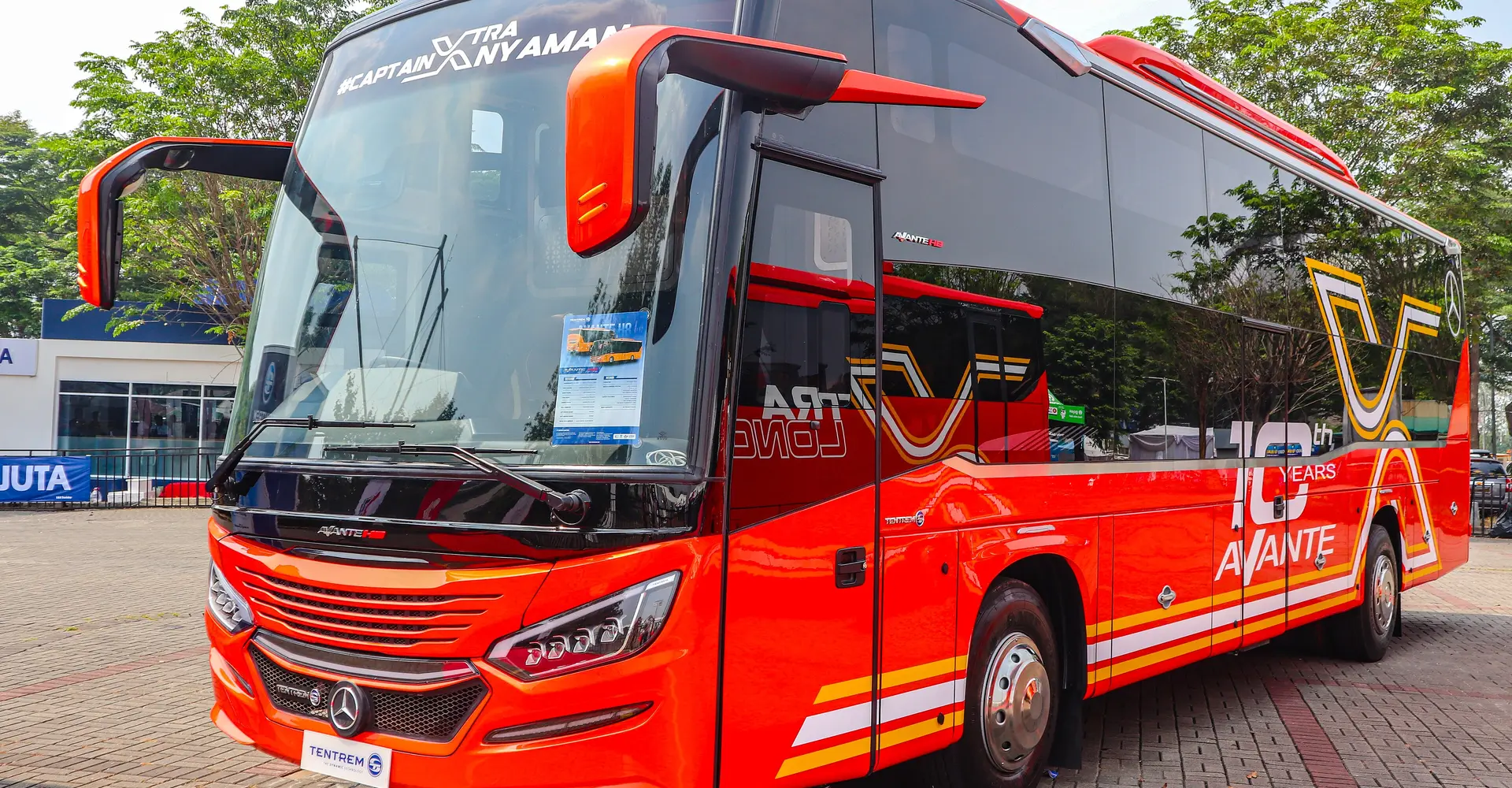 Bus pariwisata terparkir di depan gedung