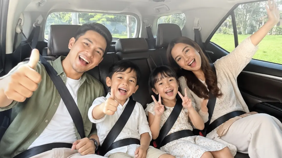 Keluarga tersenyum di dalam mobil dengan sabuk pengaman terpasang