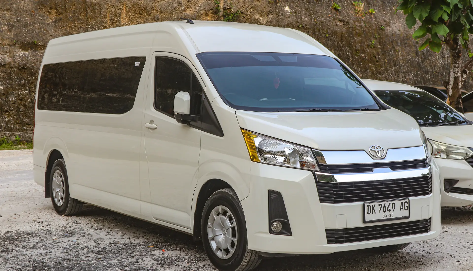 Toyota HiAce Premio putih terparkir di Pantai Melasti, Bali